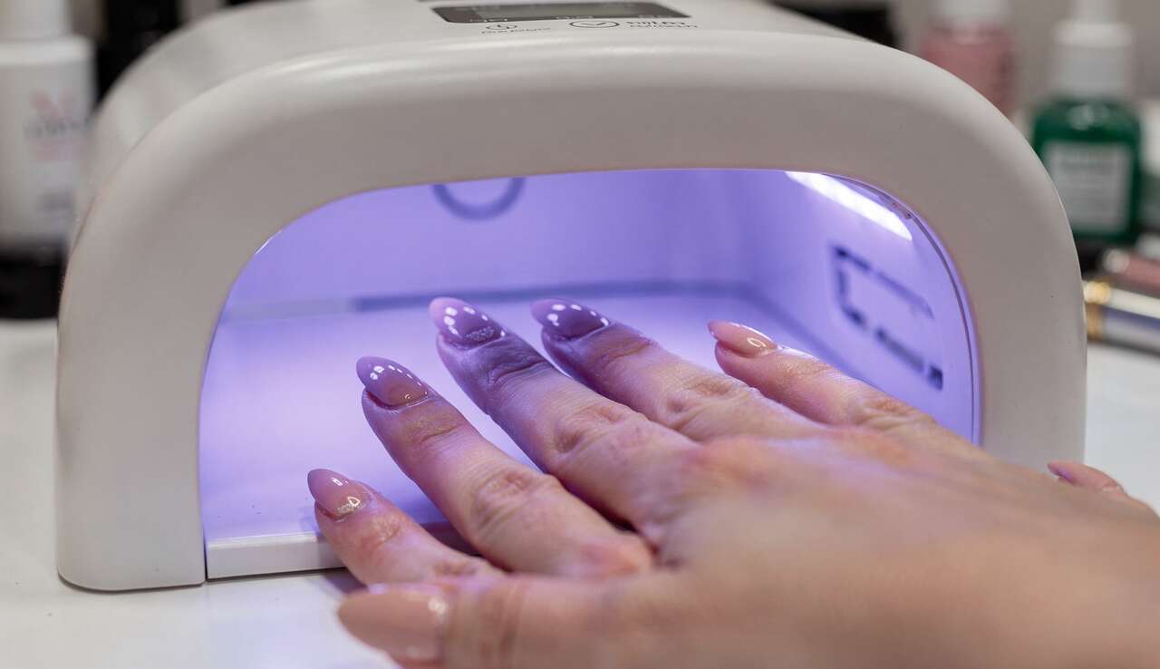 Comment utiliser une lampe uv pour ongles
